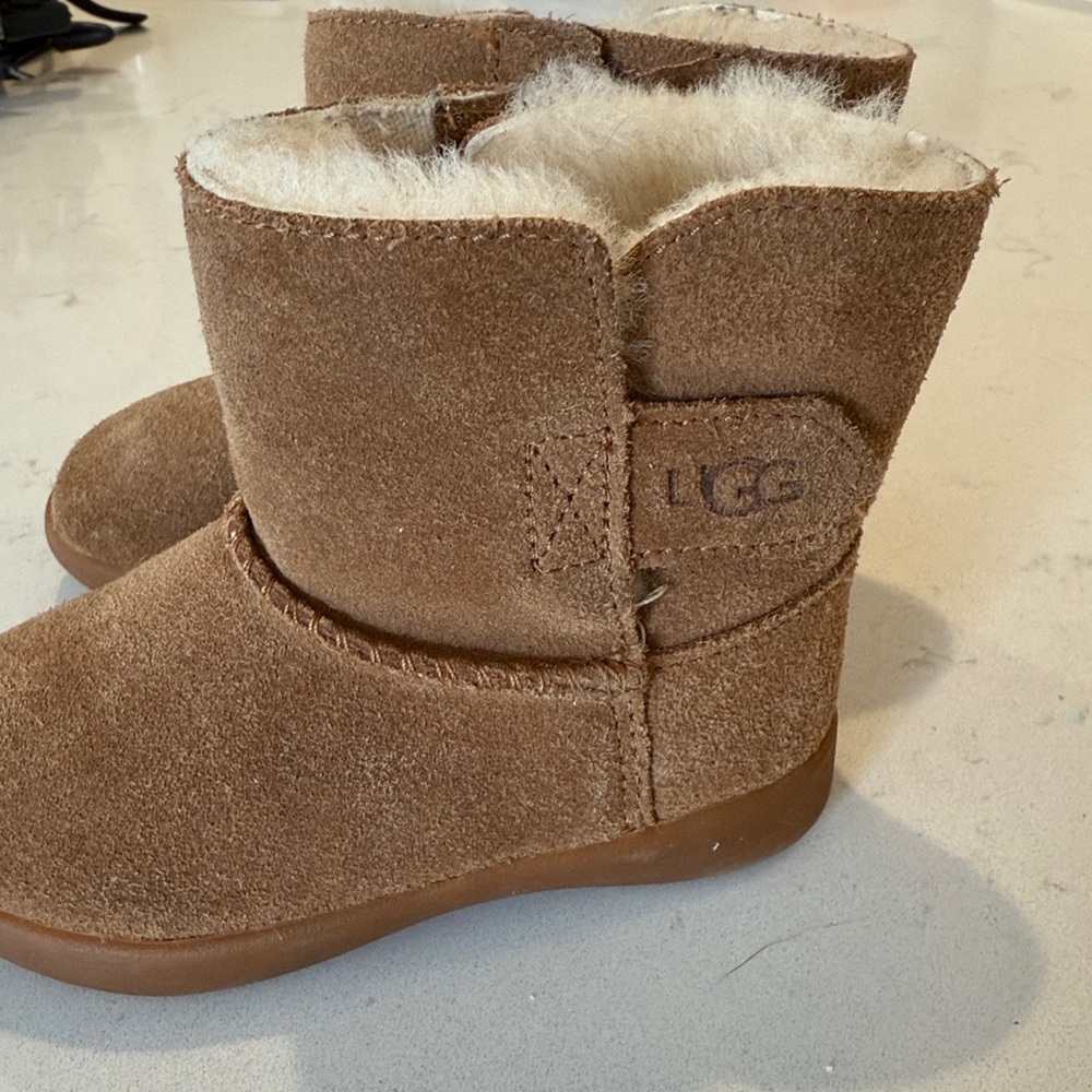 Toddler Uggs Size 6 - Picture 3 of 8